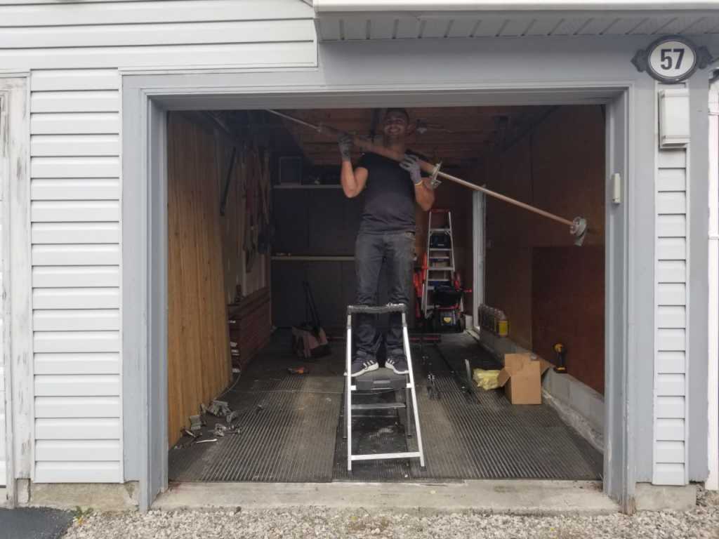garage door technician image